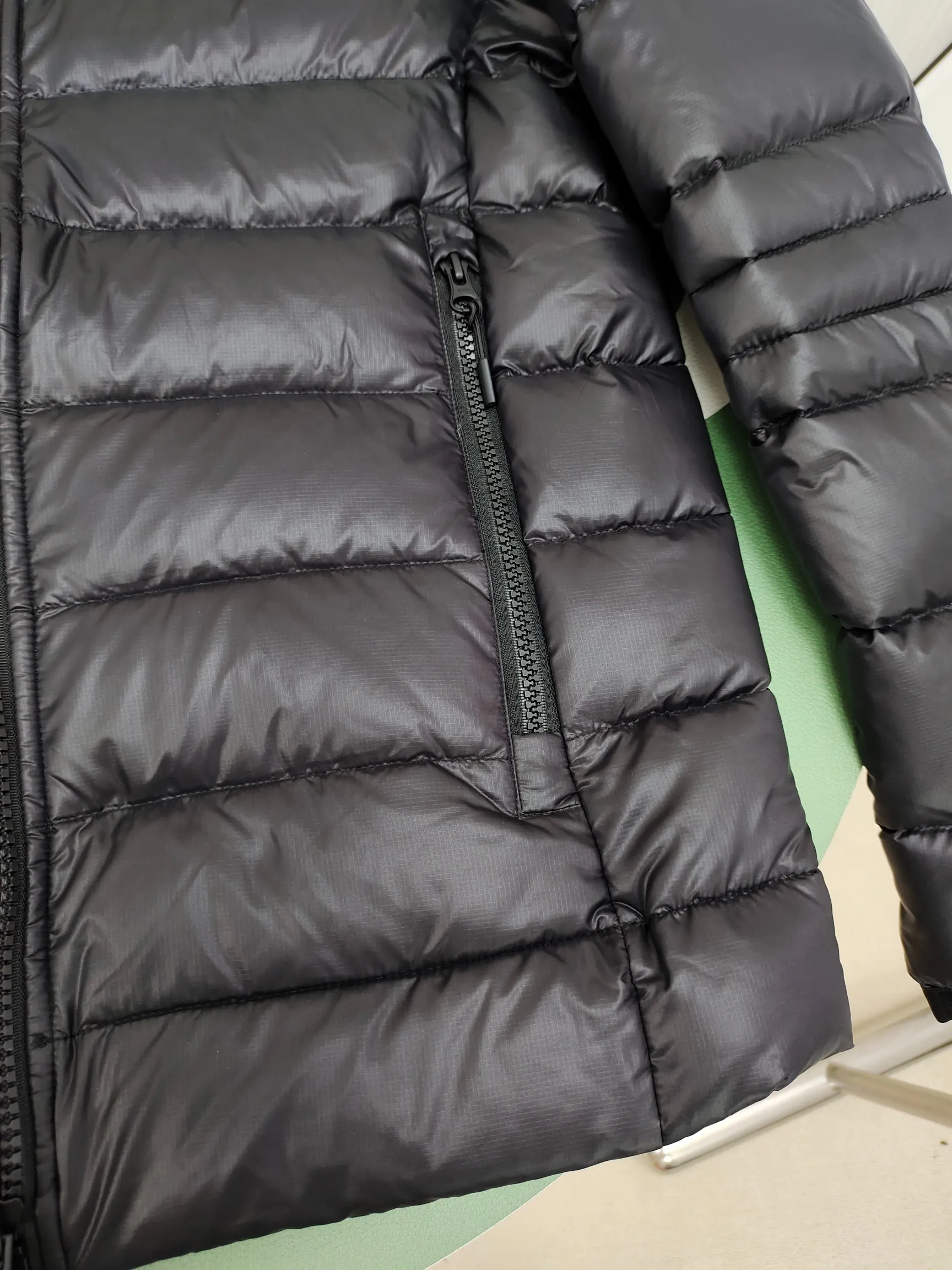 P860 ————2227MB model (high version) Canada goose Canada Goose Crofton hooded light down jacket, this is a down jacket suitable for late autumn and early winter: on cold and rainy mornings, it can be used as a layer of warmth inside the rainproof jacket, and can be worn alone in the late autumn and early winter with a little bit of coolness. Filled with white duck down. The Crofton Hooded Jacket is a versatile, lightweight and versatile piece that even packs itself in for easy transport. The inner layer has removable elastic straps, making the jacket easy to carry on the shoulder and hands-free. 2 zippered hand pockets with fleece fabric on the knuckle side for softness and warmth. Color: black with black label, black with red label, ocean blue, superoxide blue, silver birch red label, silver birch black label Size: XS-2XL